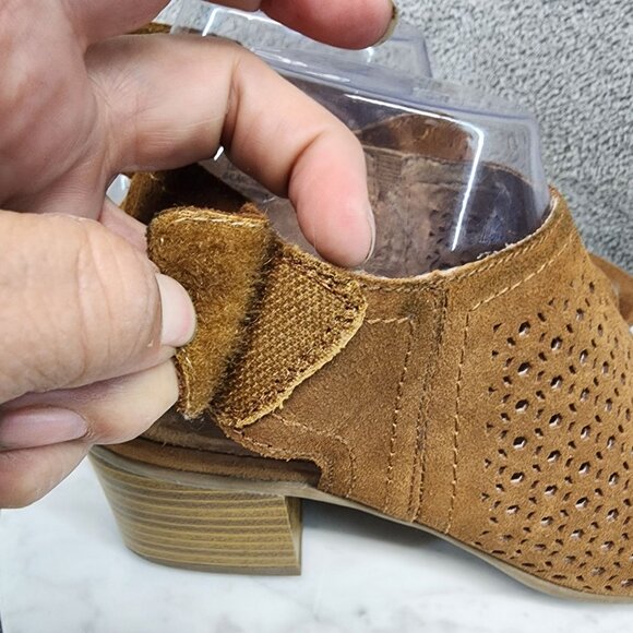 Vintage 7 Eight Womens Size 8 Lenora Brown Perforated Suede Heeled Sandals *GUC* - Picture 5 of 13